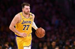 开云平台-爵士轻取雄鹿，米切尔命中绝杀关键球