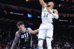 开云体育-雄鹿客场不敌活塞，遭遇两连败