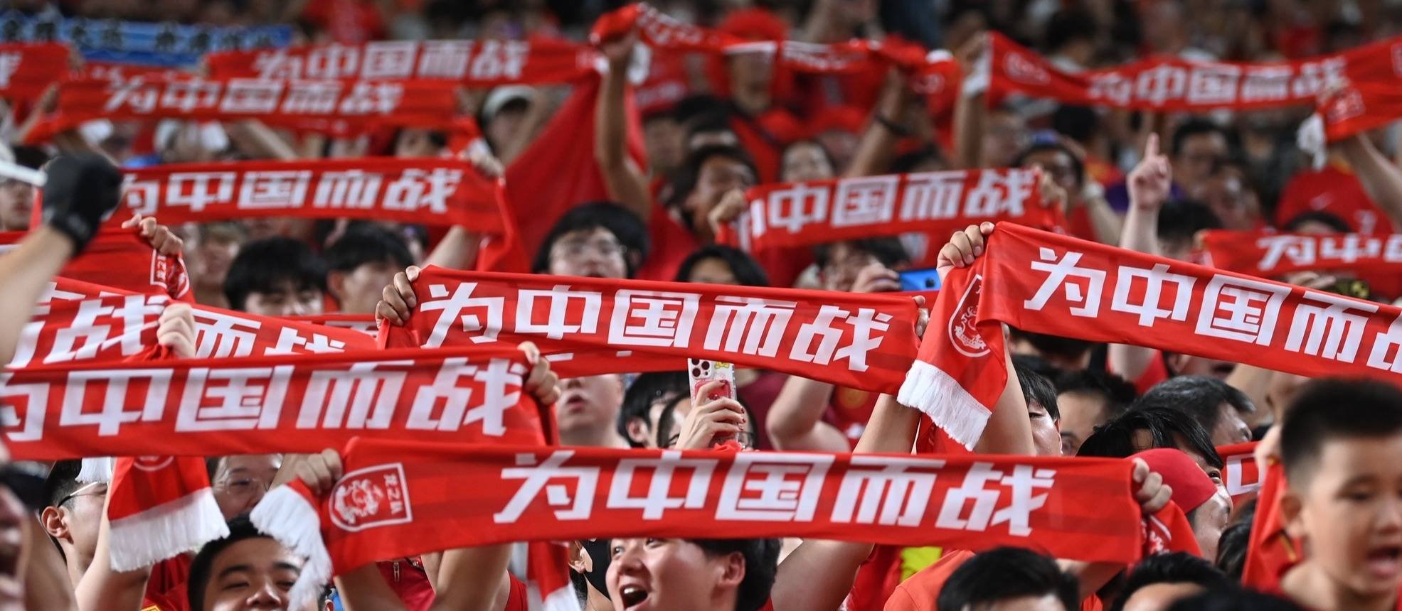 中国足球联赛战况激烈，各队争分夺秒