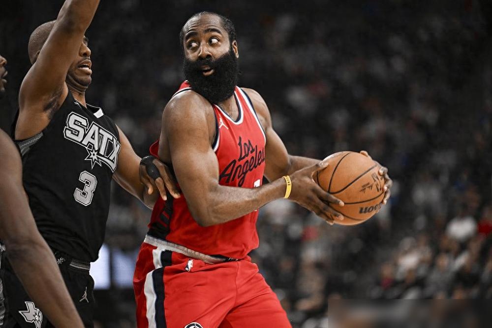 马刺逆转掘金，取得四连胜