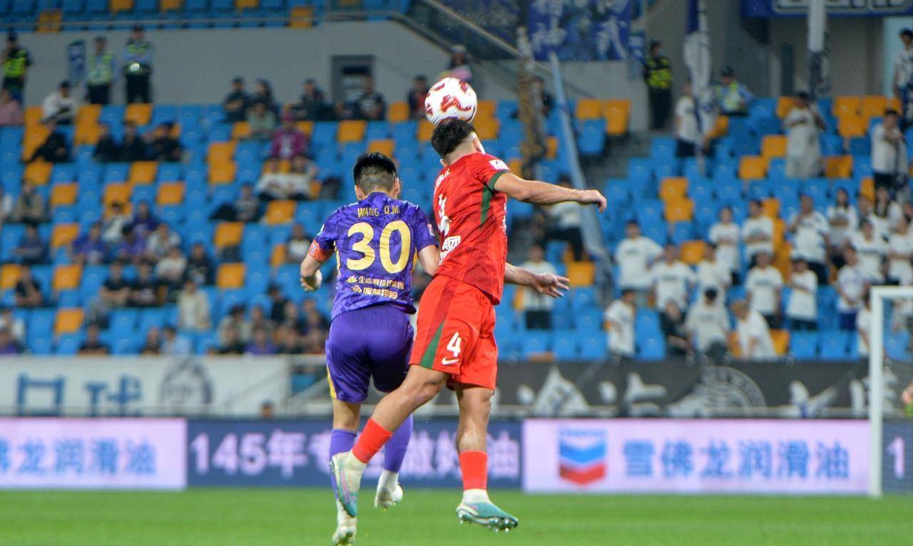 关于客场作战的球队半场领先，士气高涨的信息